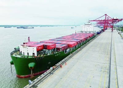 南京港乐成靠泊最大内贸集装箱船 "江远集2"轮，，为客户带来全新物流体验