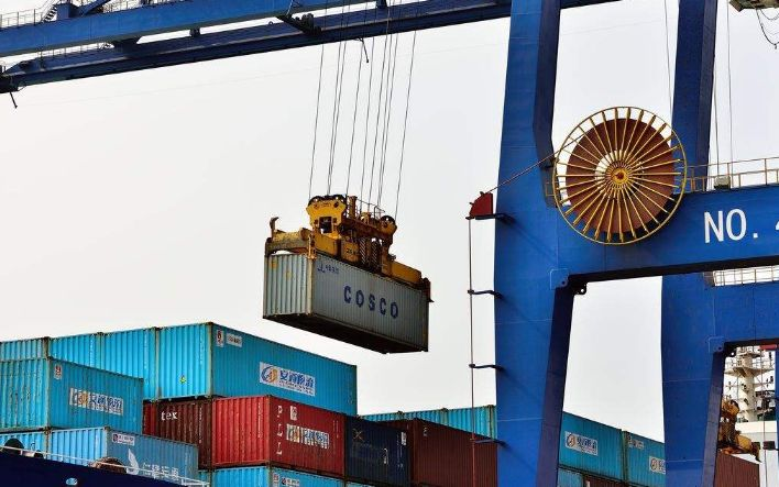 集装箱海运运价下跌，，，船运公司船期大调解