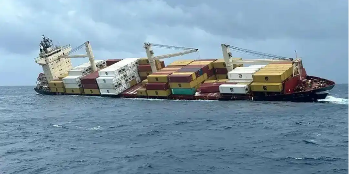 集装箱船遇险淹没，，，数百个集装箱坠海