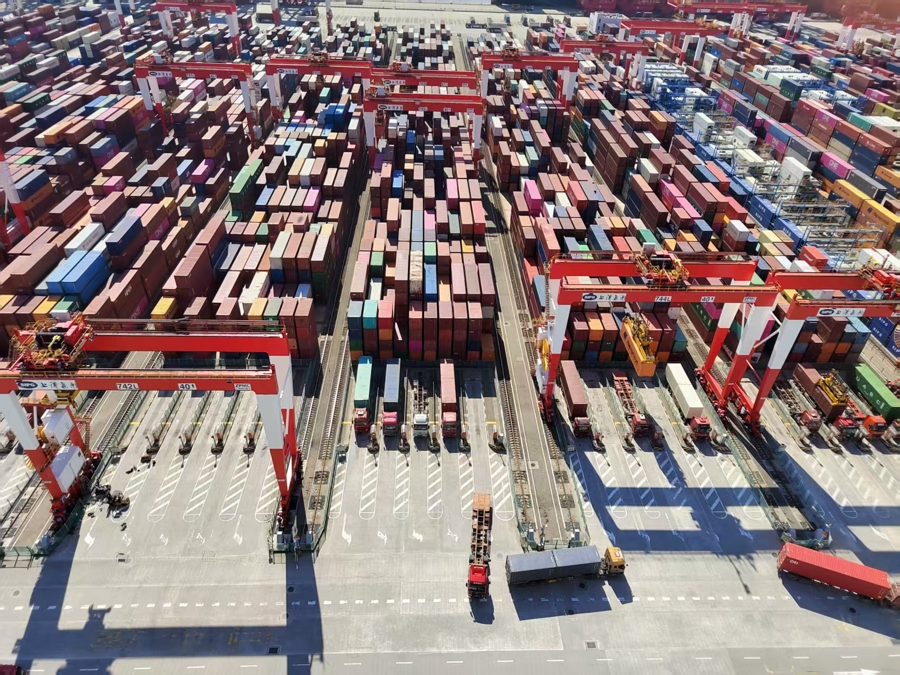 洋山港吞吐量立异高，，上海港稳居全球第一彰显外贸“硬实力”