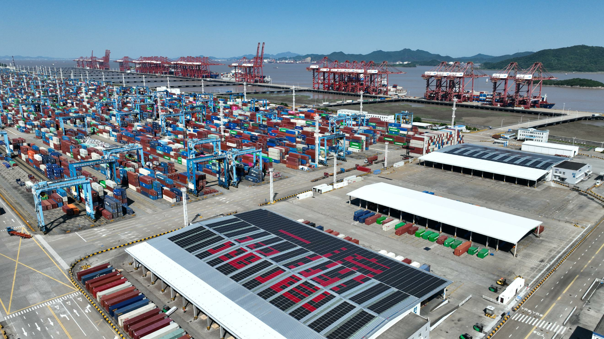 宁波舟山港2025年集装箱吞吐量突破3000万标箱，，创历史新高