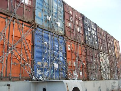 22层楼高的海运集装箱船风浪中屹立不倒是什么原因？？？