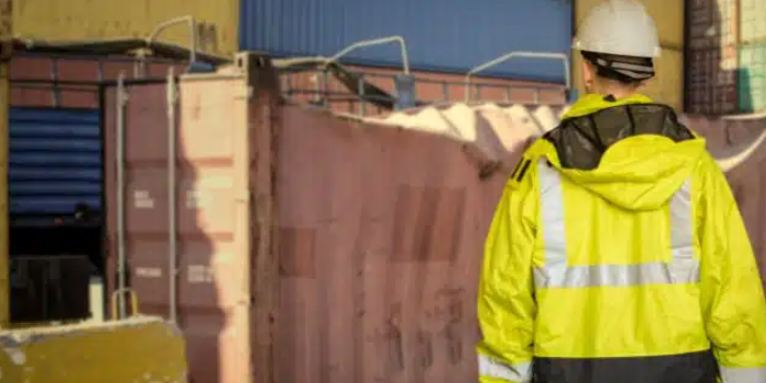 有什么原因导致海运集装箱运输途中损坏？？？